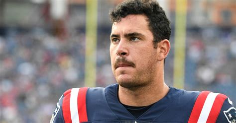 AP source: Patriots re-sign long snapper Cardona for 4 years